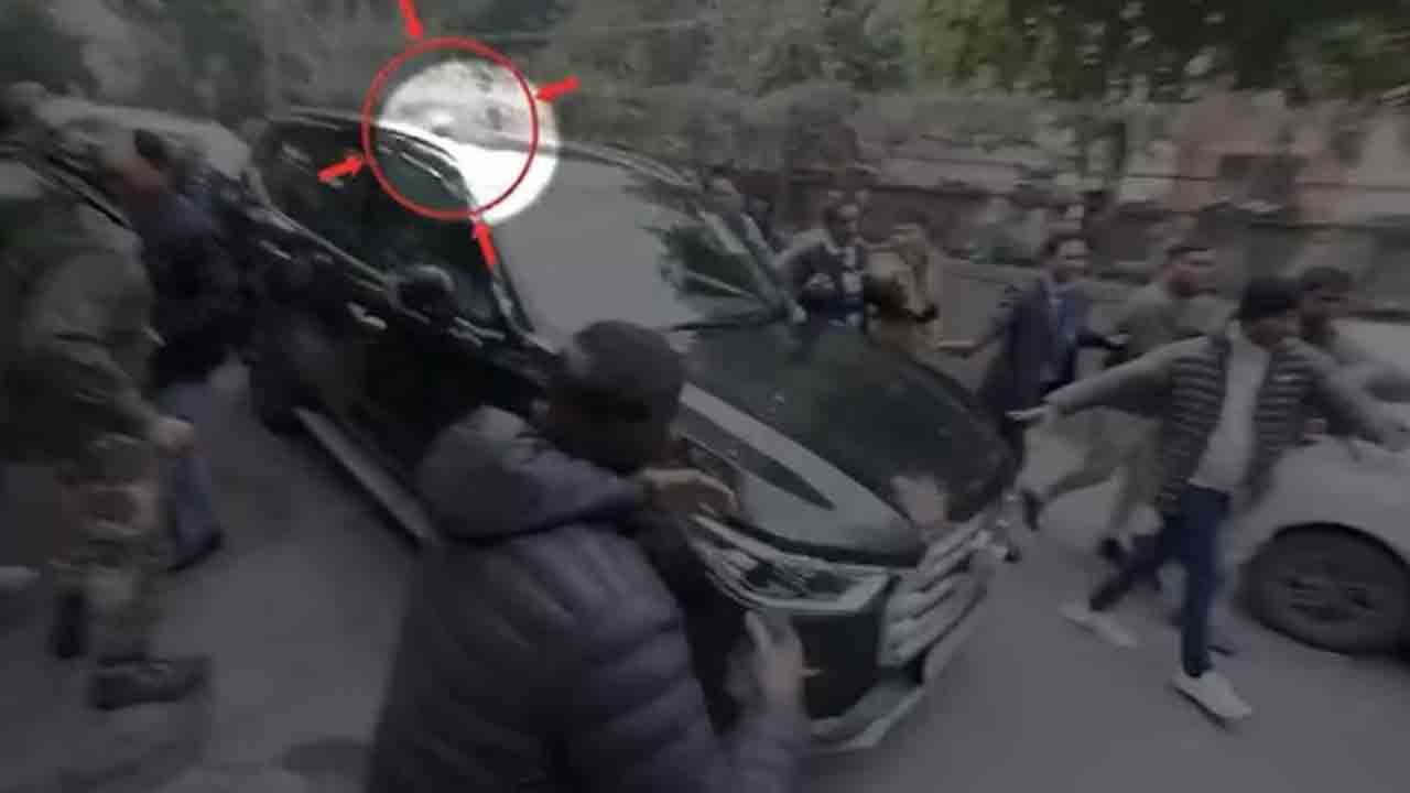 Arvind Kejriwal’s car attacked | అరవింద్ కేజ్రీవాల్ కారుపై దాడి.. బీజేపీ గూండాల పనిగా ఆప్‌   ఆరోపణ