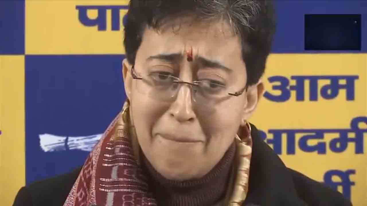 Delhi CM Atishi | బీజేపీ నేత వివాదాస్పద వ్యాఖ్యలు.. కంటతడిపెట్టిన ఢిల్లీ సీఎం అతిషి.. Video