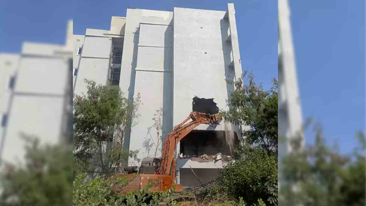 HYDRAA | హైడ్రా దూకుడు.. అయ్యప్ప సొసైటీలో ఐదంతస్తుల భవనం కూల్చివేత