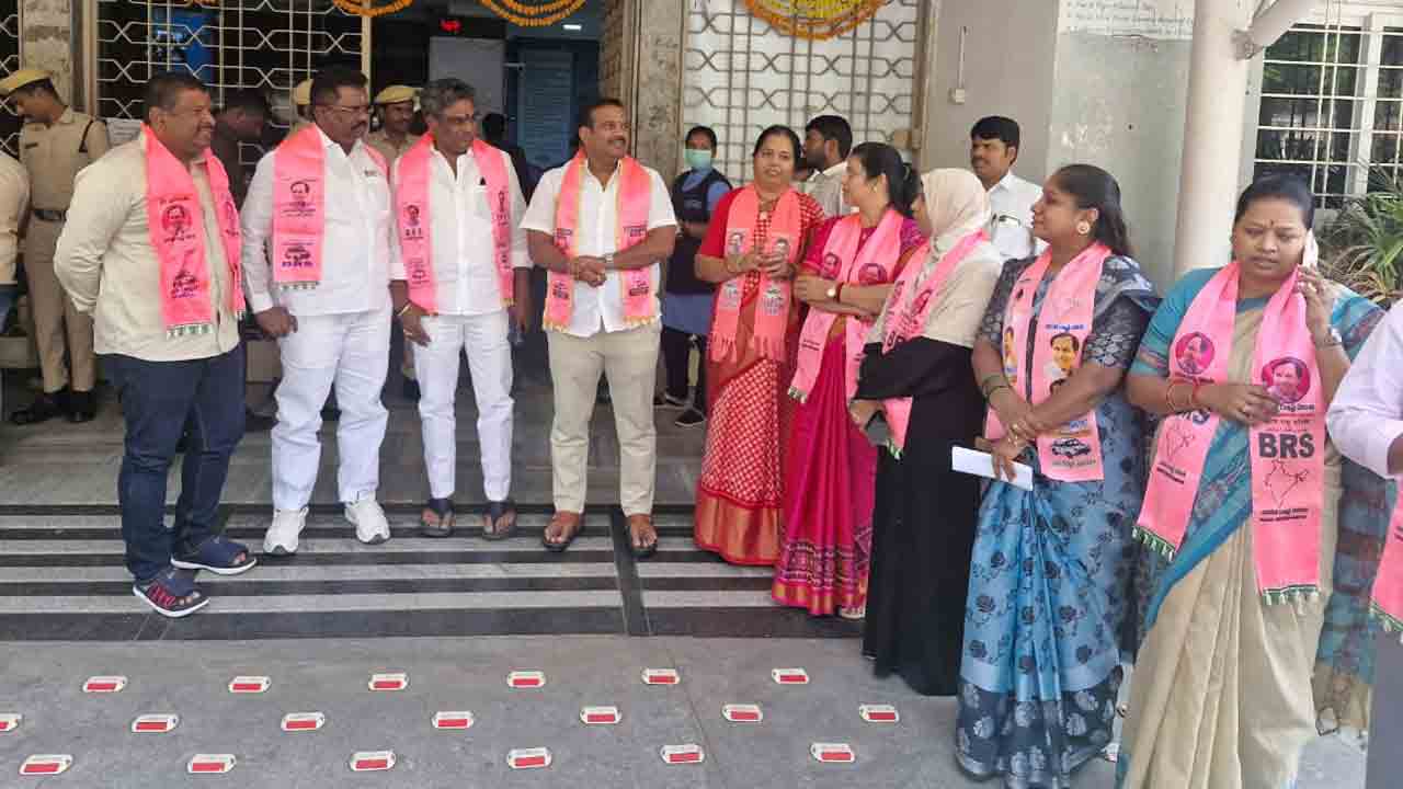 BRS Corporaters | జీహెచ్ఎంసీ కార్యాలయం ముందు బీఆర్ఎస్ కార్పొరేటర్ల ఆందోళన.. కాంగ్రెస్‌ సభ్యులపై చర్యలు తీసుకోవాలని డిమాండ్‌