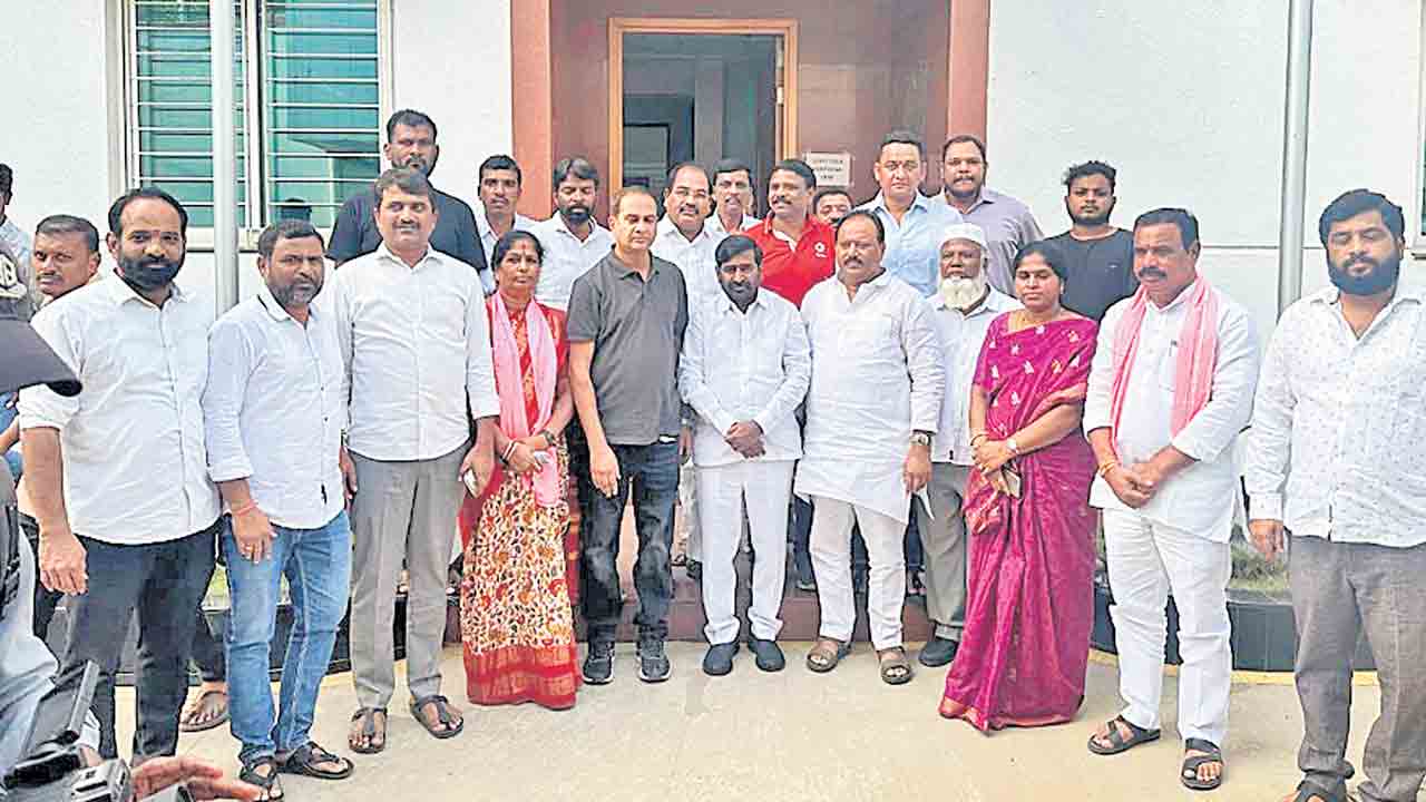 హామీల అమలును ప్రశ్నిస్తే దాడులా?