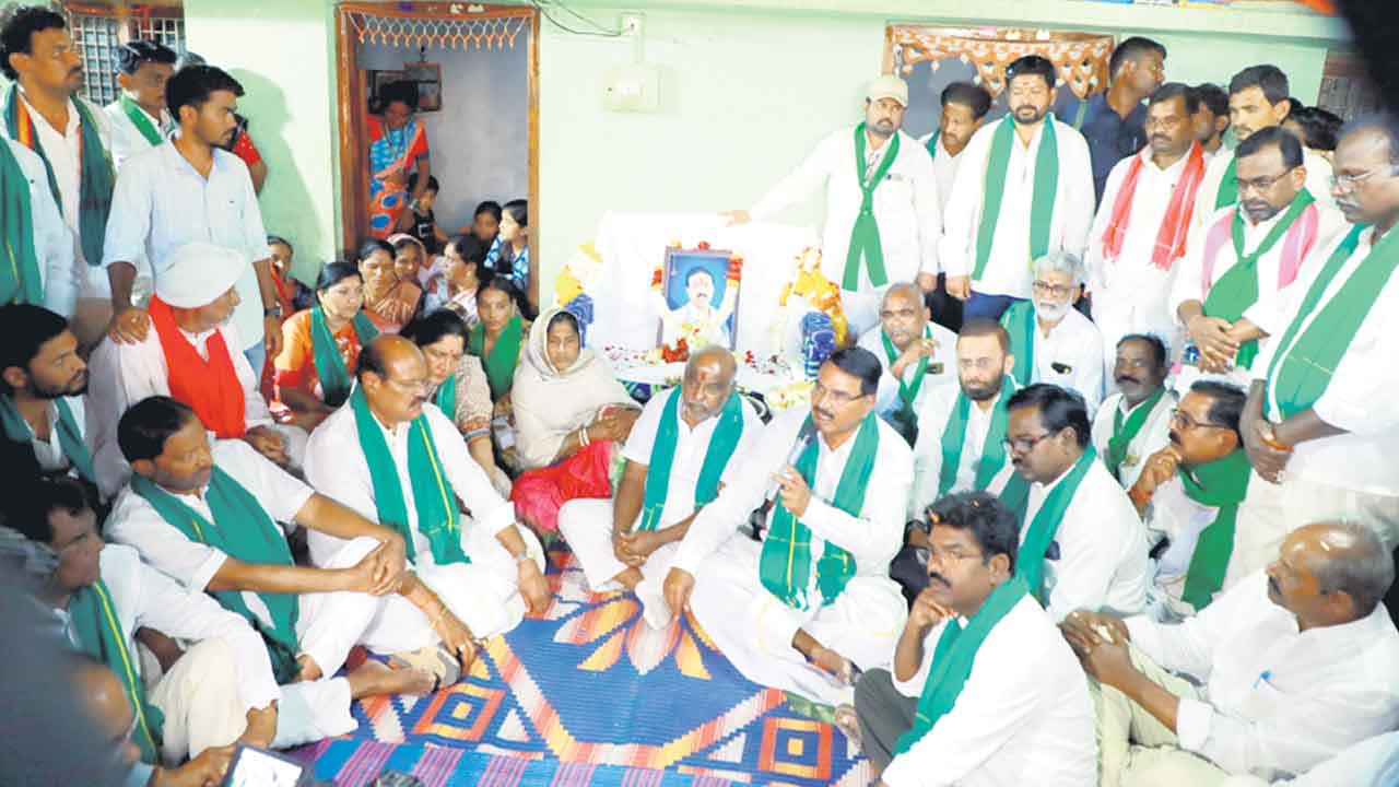 కాంగ్రెస్‌ పాలనలో మళ్లీ రైతు ఆత్మహత్యలు