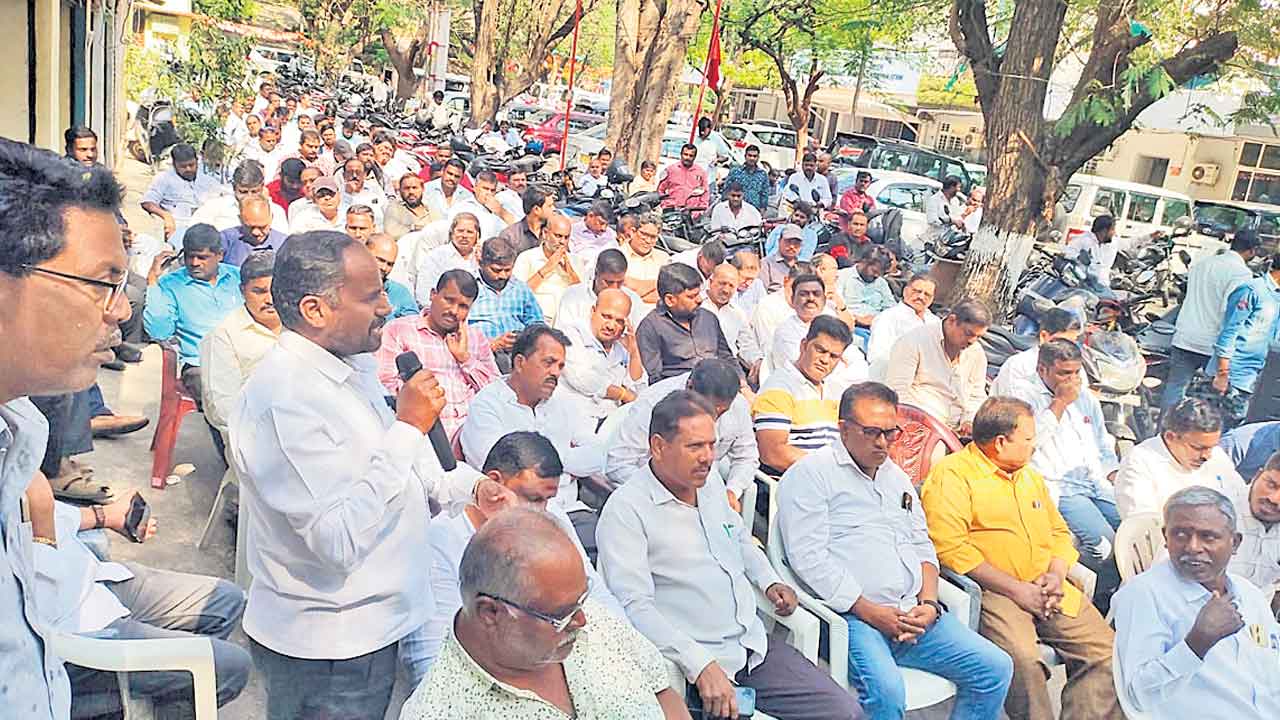 బిల్లులు రాకుంటే బతికేదెట్లా..?