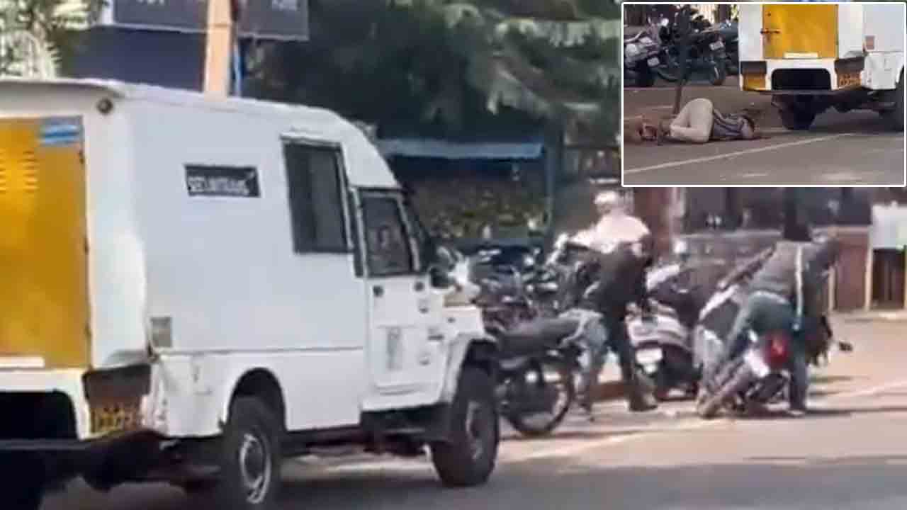 Robbers | పట్టపగలే రెచ్చిపోయిన దోపిడీ దొంగలు.. ఏటీఎం వాహనంపై దాడిచేసి నగదు లూటీ