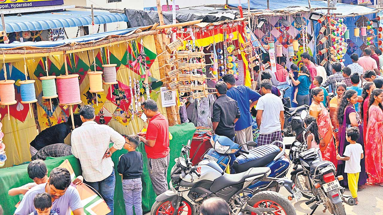 Musharraf Farooqui | కాటన్‌ మాంజాలే వాడాలి.. మైదానాల్లోనే పతంగులు ఎగురవేయాలి: ఎస్‌పీడీసీఎల్‌ సీఎండీ