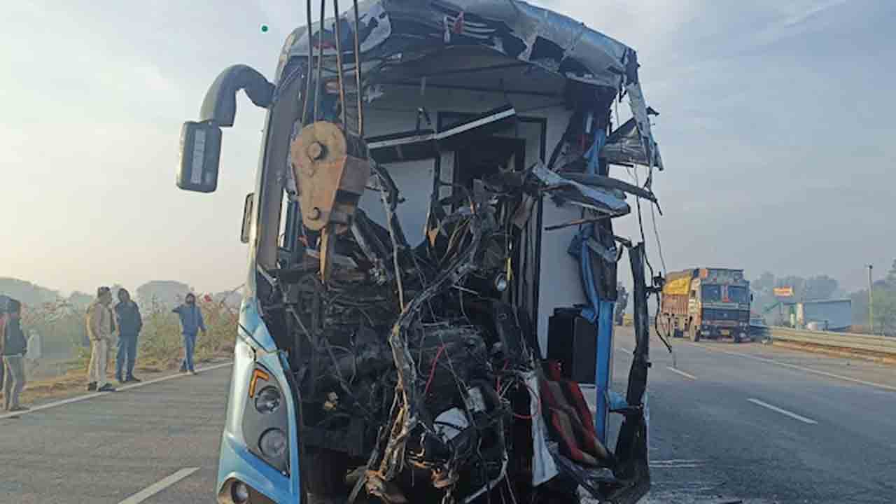 Bus Crashes Into Truck | ట్రక్కును ఢీ కొట్టిన బస్సు.. 30 మందికి గాయాలు