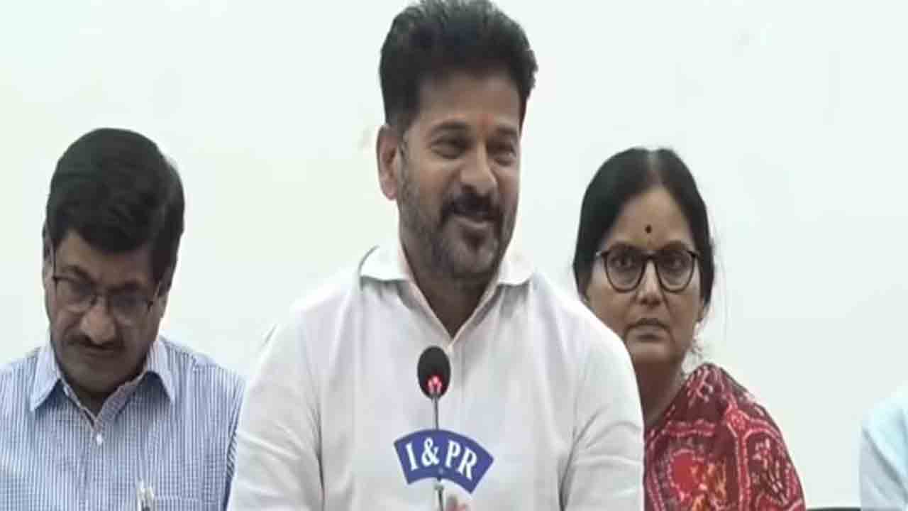 CM Revanth Reddy | భూమిలేని వారికి 12 వేలు సాయం.. 26 నుంచి కొత్త రేషన్‌కార్డులు: సీఎం రేవంత్‌రెడ్డి