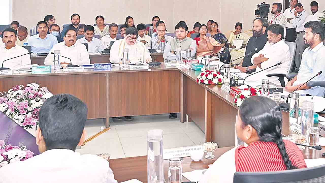 కలెక్టర్లతో ముఖ్యమంత్రి సమావేశం