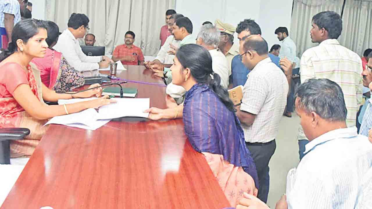 ప్రజావాణికి 85 అర్జీలు