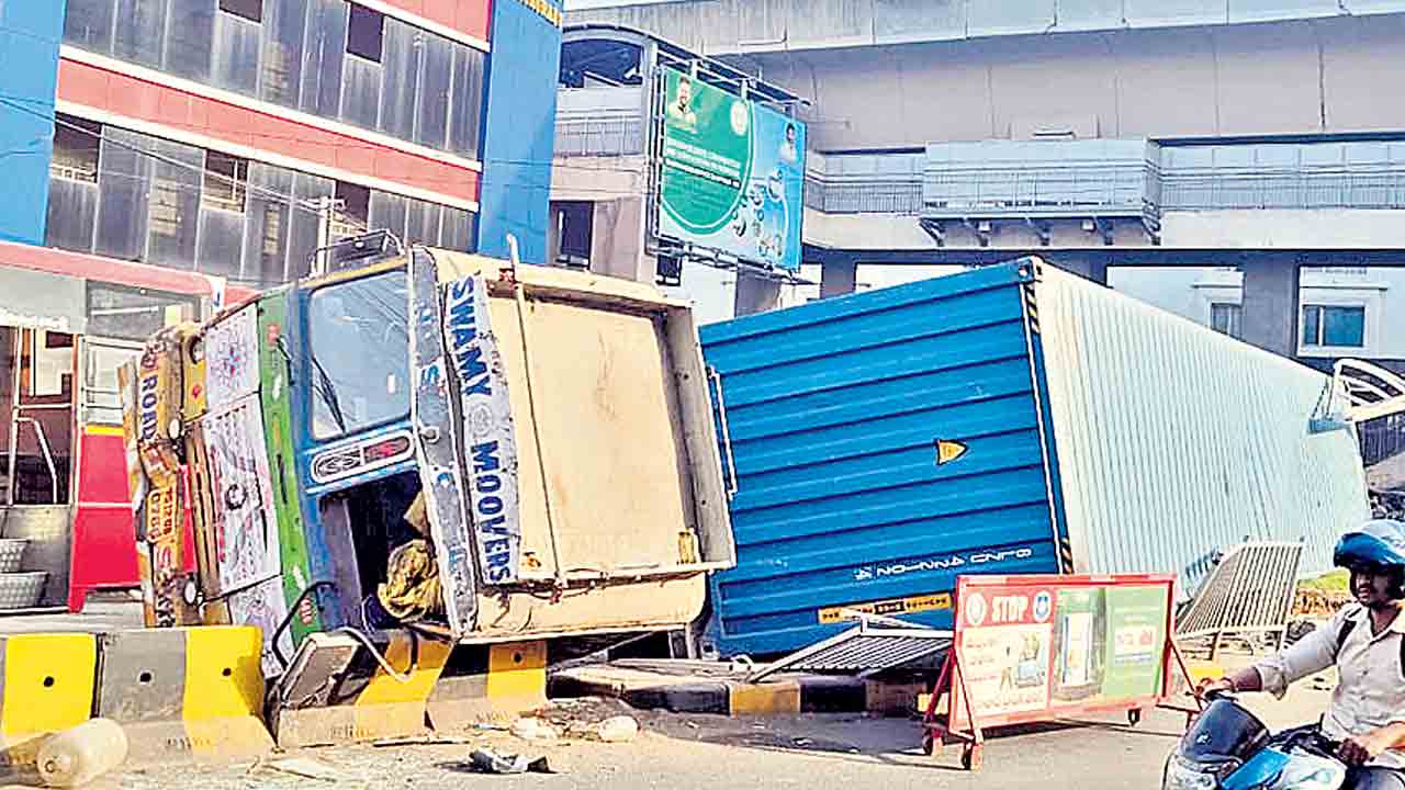 అదుపు తప్పిన భారీ కంటెయినర్‌