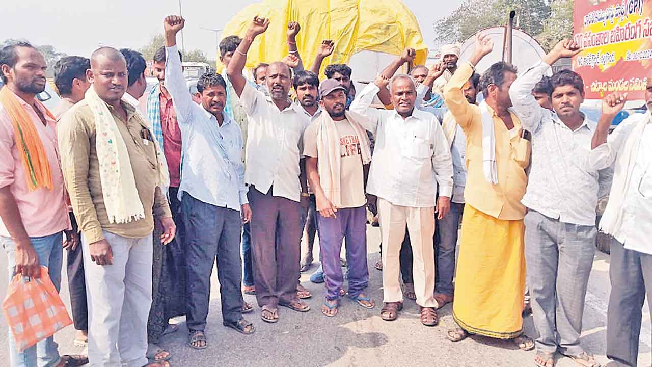 పత్తి కొనుగోలు చేయాలని రోడ్డెక్కిన రైతులు