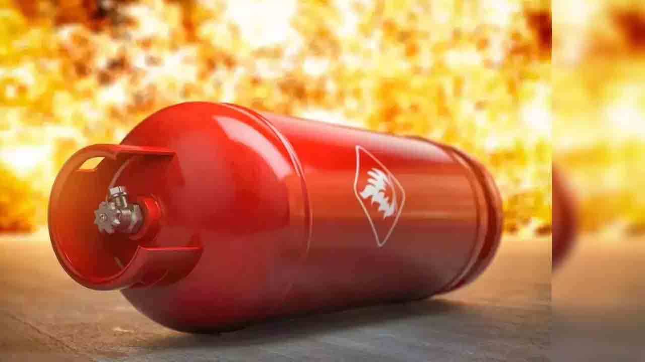 Cylinder explosion | సిలిండర్‌ పేలి ఇద్దరు మృతి.. మరో 8 మందికి గాయాలు
