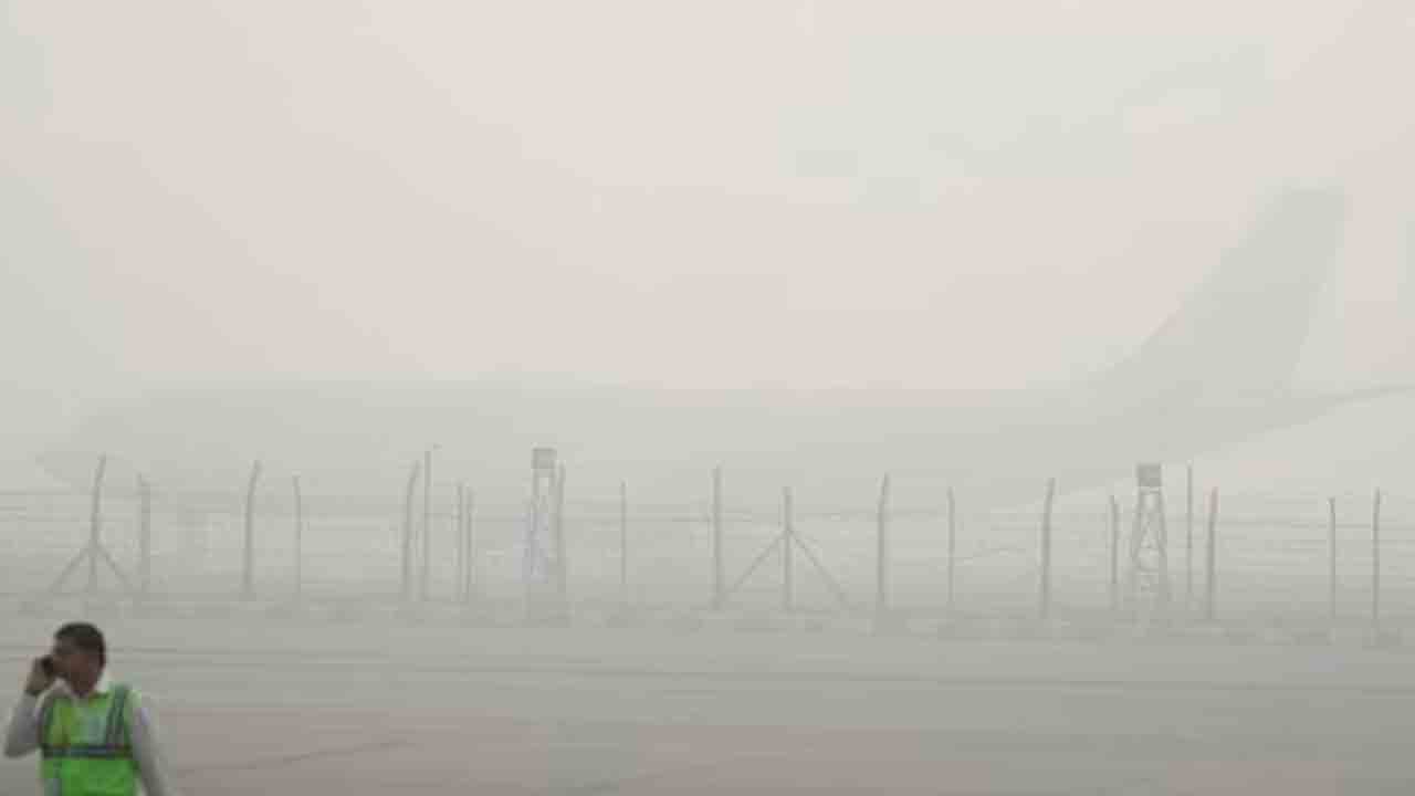 Dense Fog | ఢిల్లీని కమ్మేసిన పొగమంచు.. 80కిపైగా విమానాలు ఆలస్యం