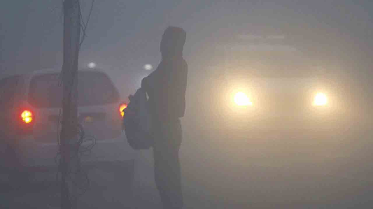 Dense fog | ఢిల్లీని కమ్మేసిన పొగమంచు.. 100కు పైగా విమానాలు ఆలస్యం