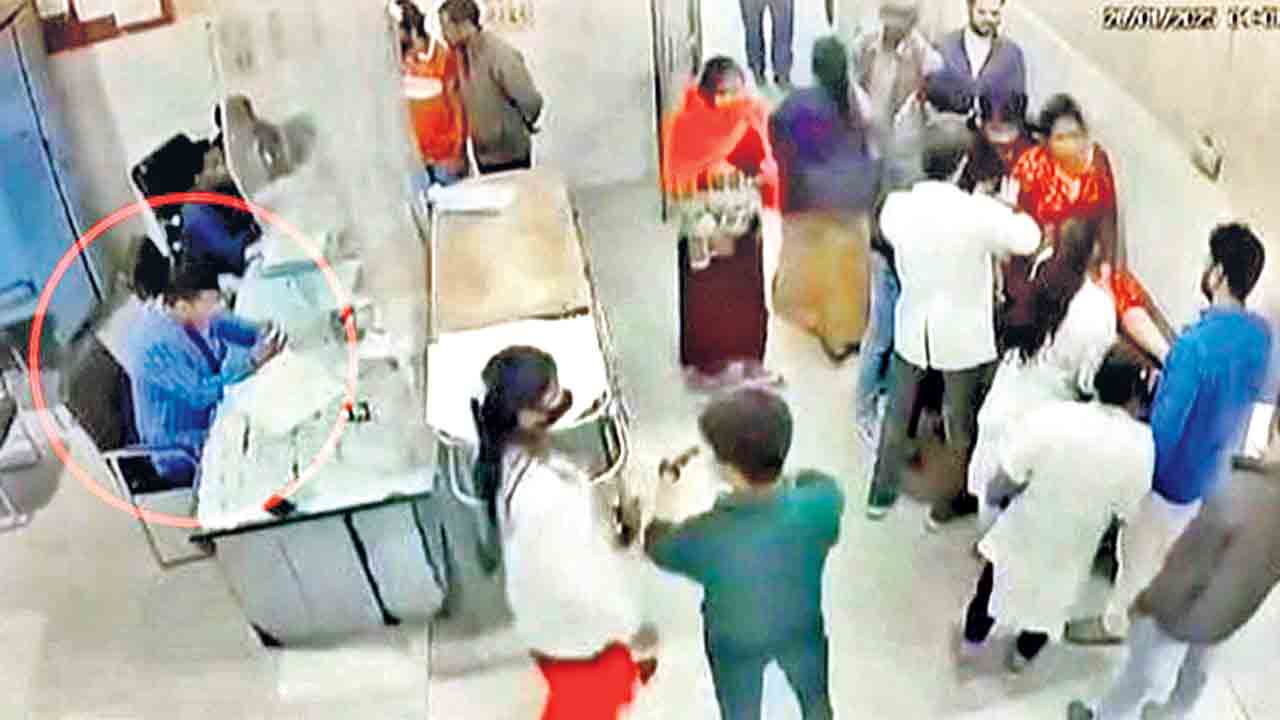 Uttar Pradesh | వృద్ధురాలికి గుండెపోటు.. రీల్స్ చూస్తూ పట్టించుకోని డాక్టర్