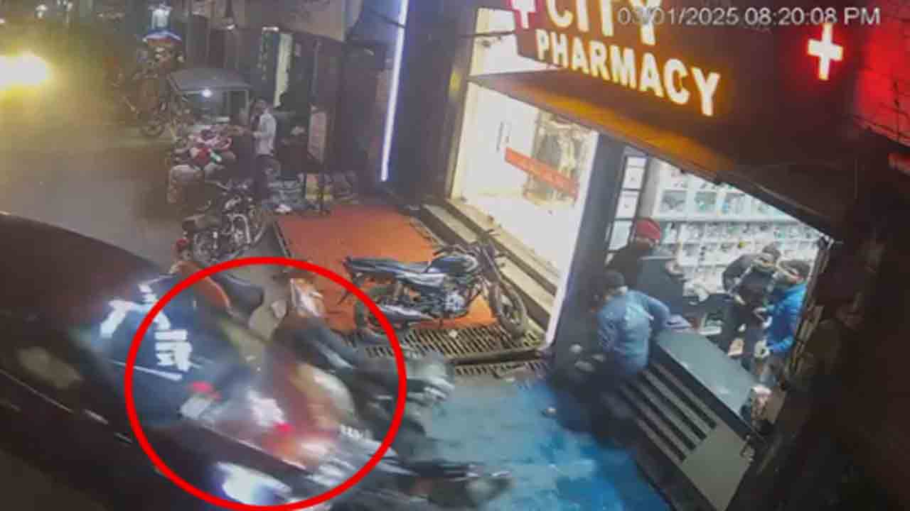 Watch: బైక్‌ను ఢీకొట్టిన కారు డ్రైవర్‌.. తర్వత ఏం జరిగిందంటే?