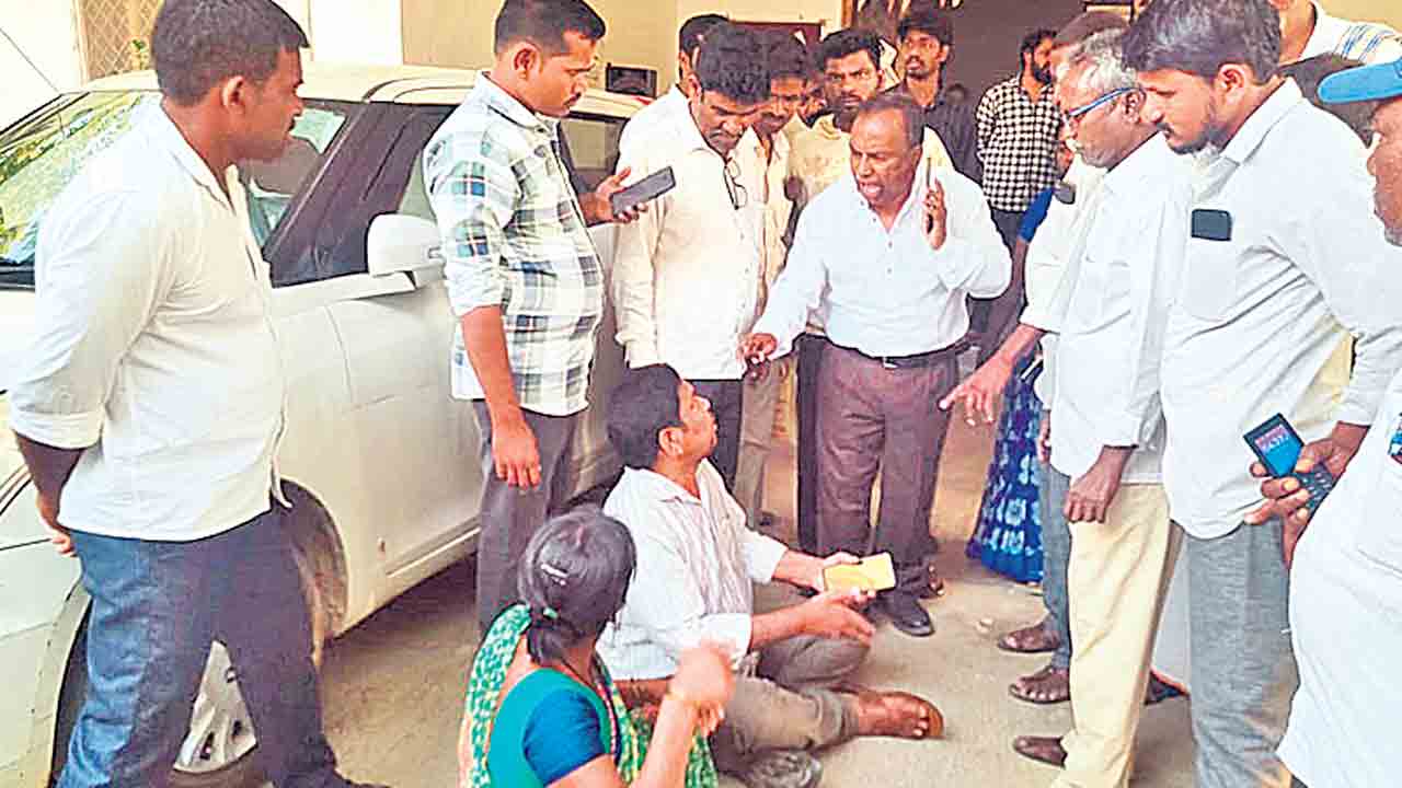 రైతుపై కాంగ్రెస్‌ నాయకుల దౌర్జన్యం