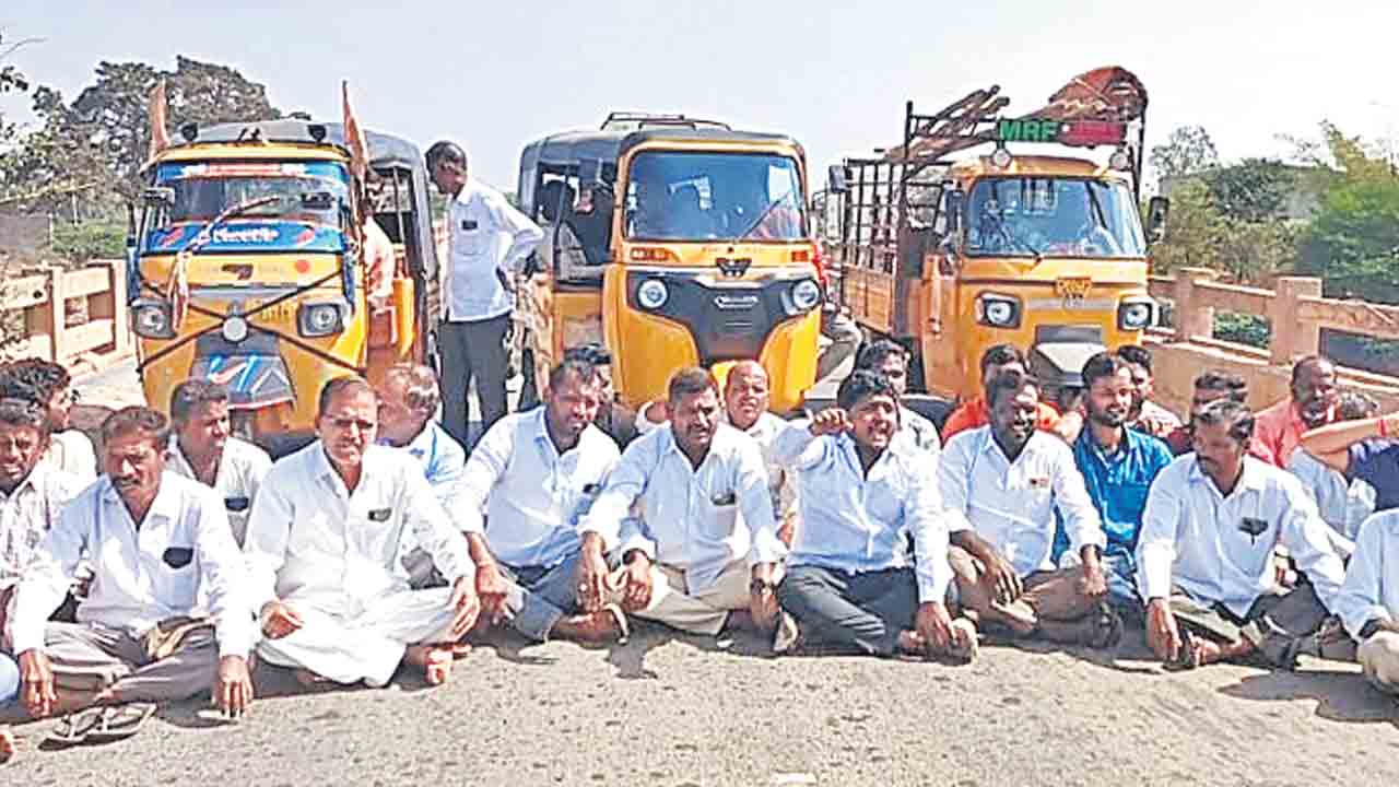 సాగునీటి కోసం రోడ్డెక్కిన రైతన్న