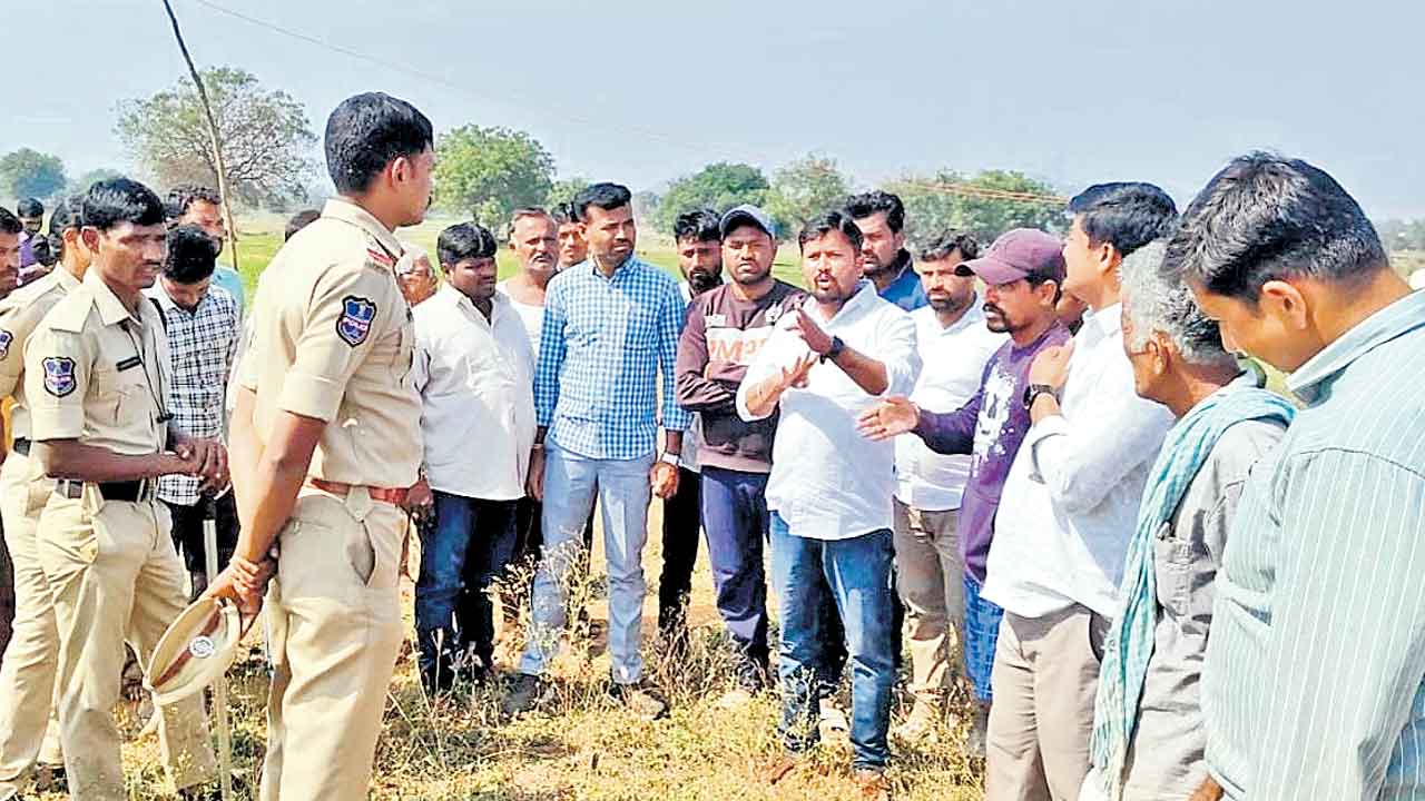 Greenfield Road | మా శవాలపై రోడ్డేసుకోండి.. గ్రీన్‌ఫీల్డ్‌ రోడ్డు సర్వేను అడ్డుకున్న రైతులు!