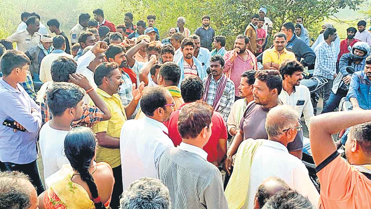 సాగునీటికోసం రోడ్డెక్కిన రైతన్న