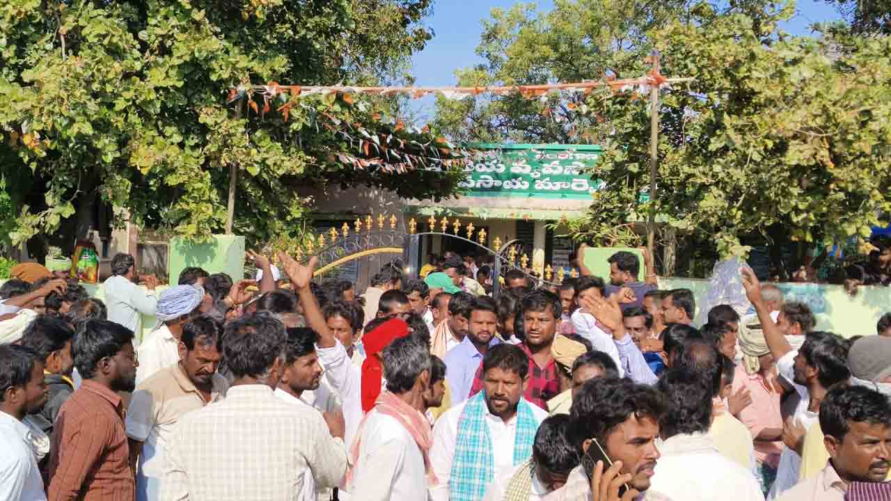 పల్లీ రైతుల కన్నెర్ర