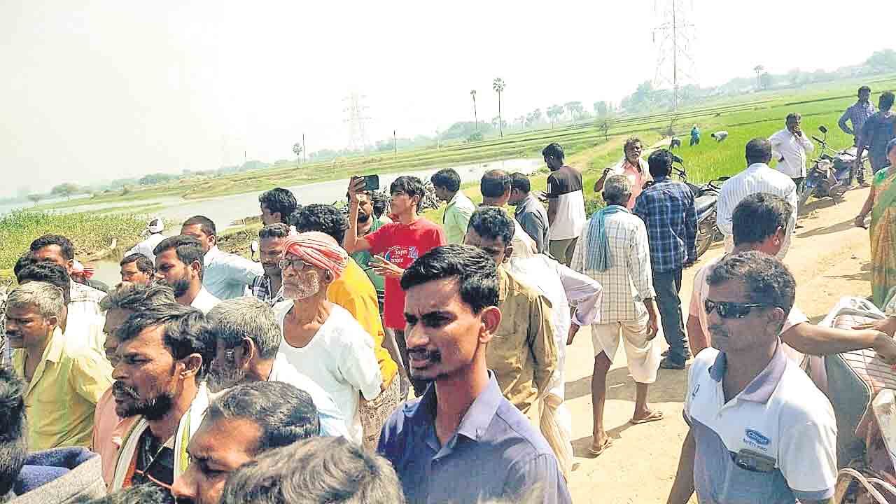 మోటర్లు తొలగించాలని రైతుల ఆందోళన