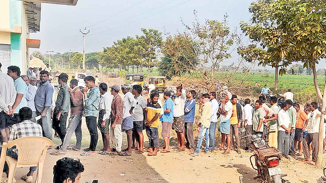 Farmers | యూరియా కోసం బారులు.. మళ్లీ మొదలైన రైతుల కష్టాలు