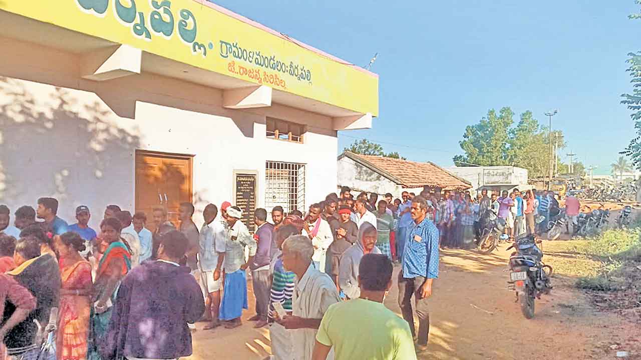 యూరియా కోసం బారులు