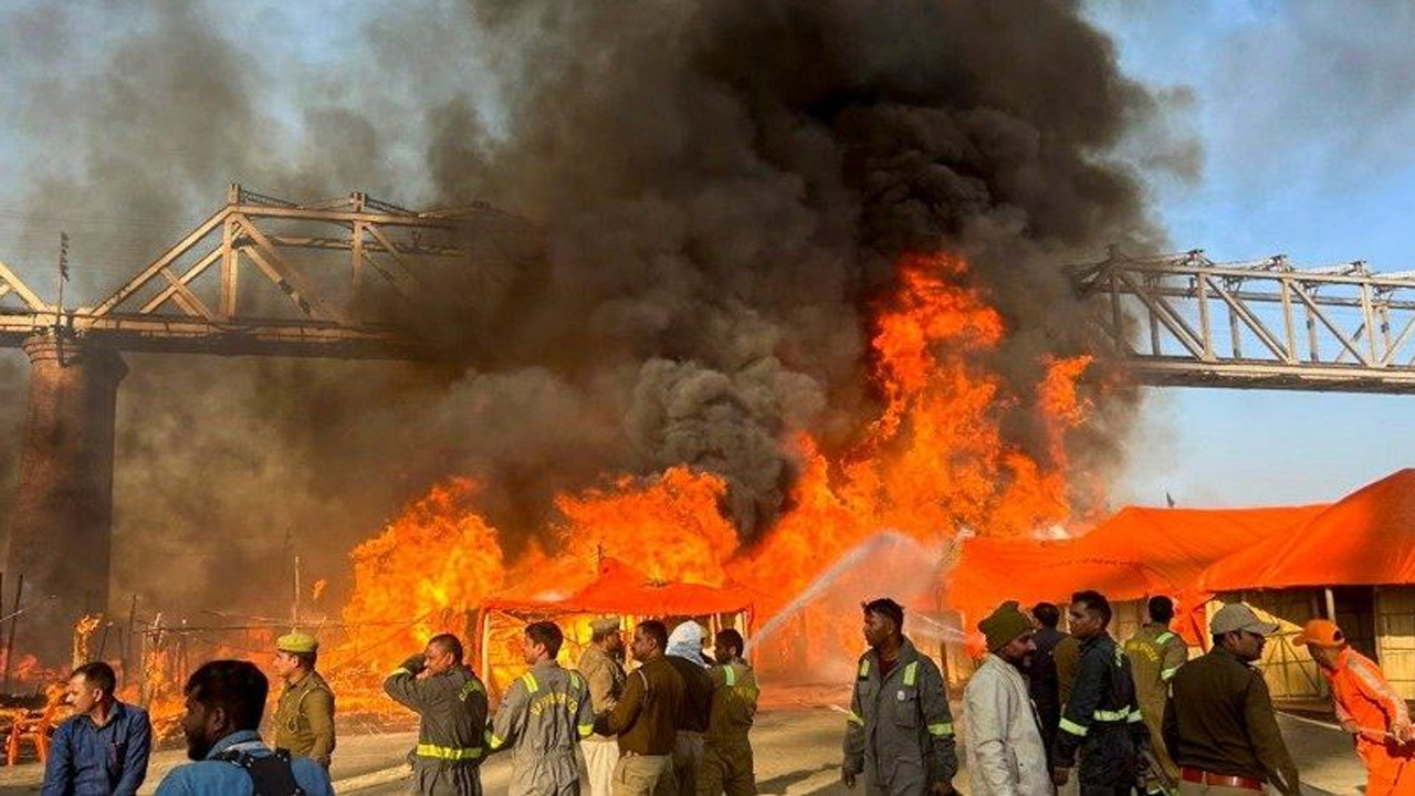 Prayagraj | మహాకుంభ మేళాలో అగ్ని ప్రమాదం.. పరుగులు తీసిన భక్తులు..!