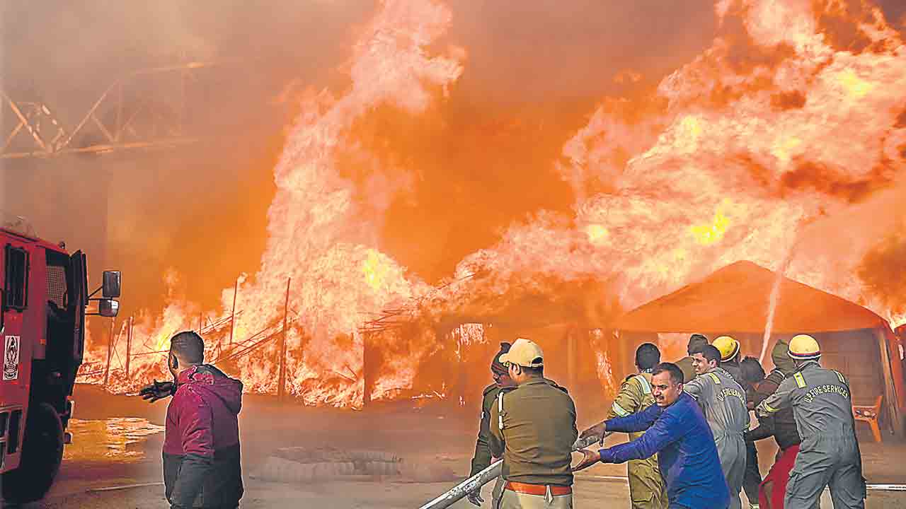 మహా కుంభమేళాలో అగ్నిప్రమాదం