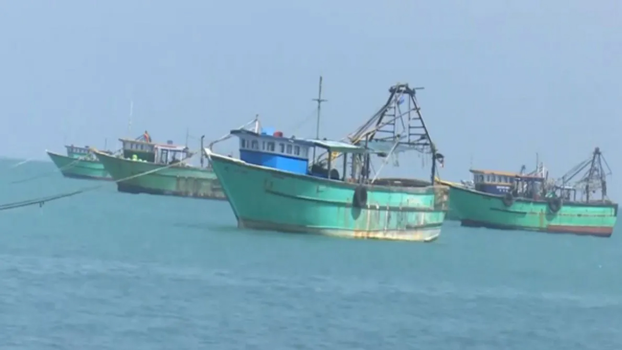 Sri Lankan Navy | ఎనిమిది మంది భారత జాలర్లను అరెస్టు చేసిన శ్రీలంక నేవీ..!