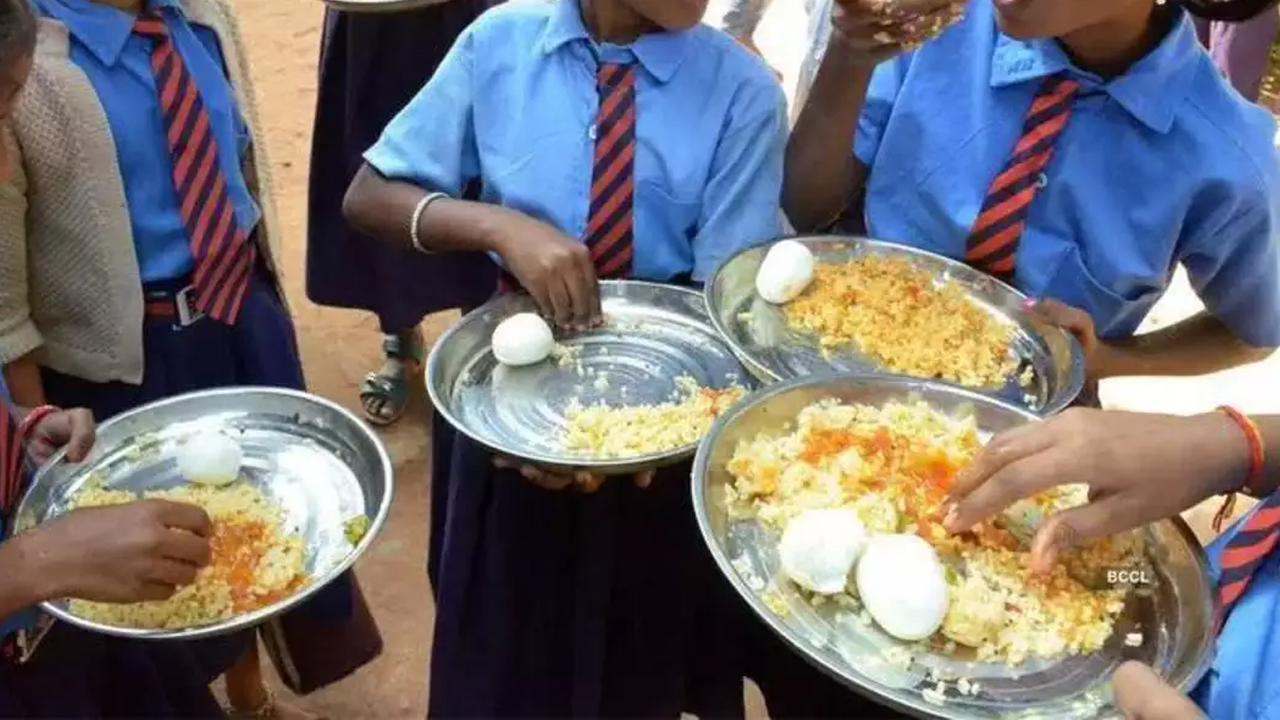 Suryapet | సూర్యాపేట గిరిజన బాలికల వసతిగృహంలో ఫుడ్‌ పాయిజన్‌.. అస్వస్థతకు గురైన 22 మంది విద్యార్థినులు