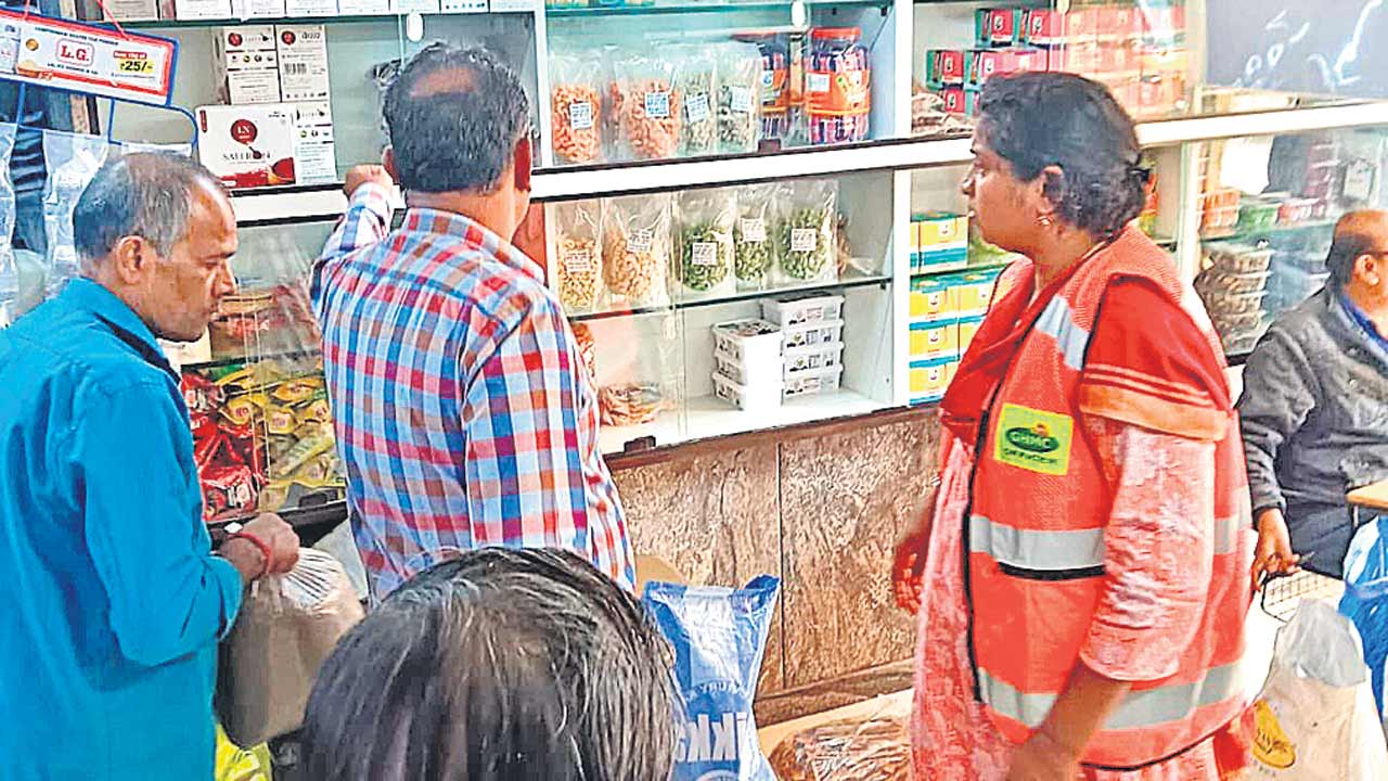 హోటళ్లపై ఫుడ్‌ సేఫ్టీ ఉక్కుపాదం