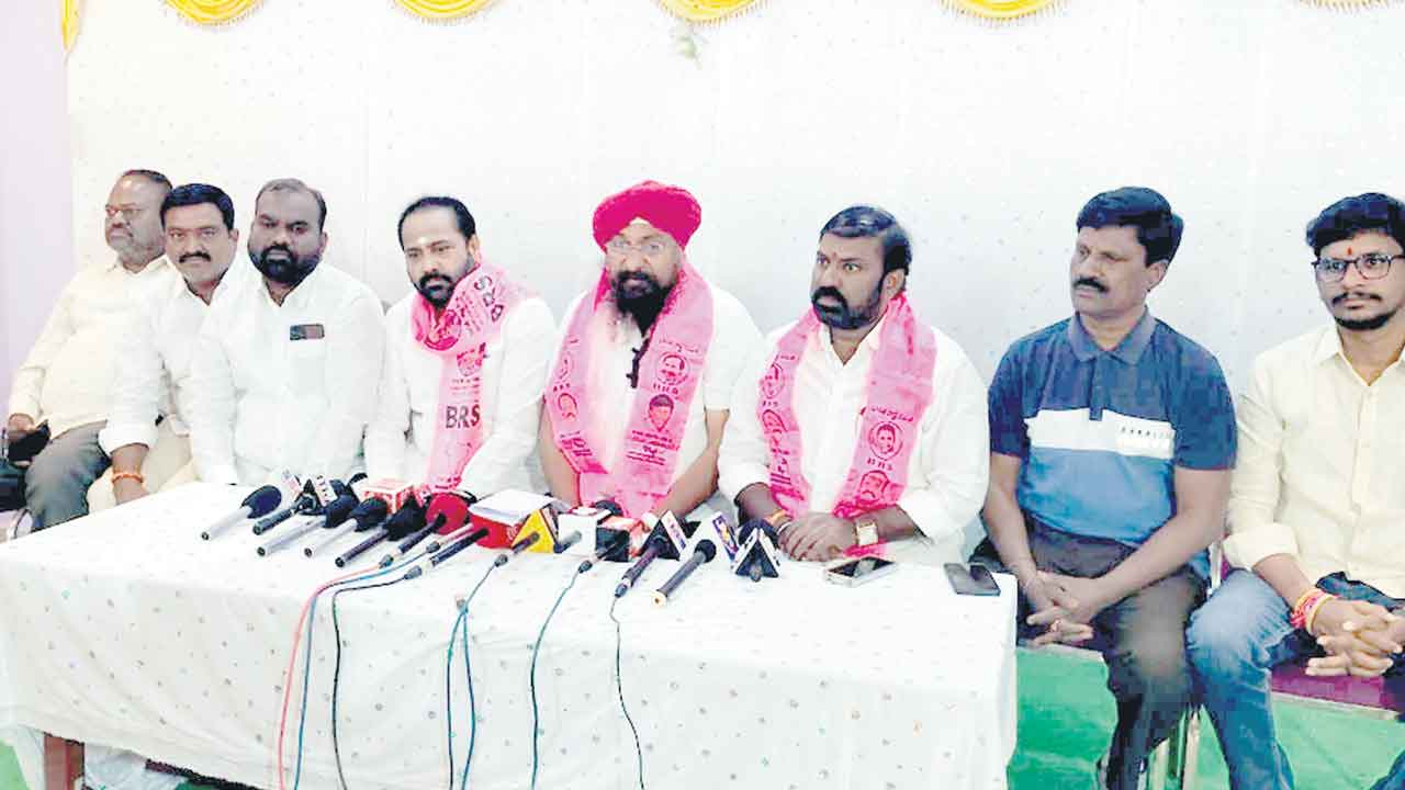 ఏడాది పాలనలో ఒక రేషన్‌కార్డూ ఇచ్చారా..?