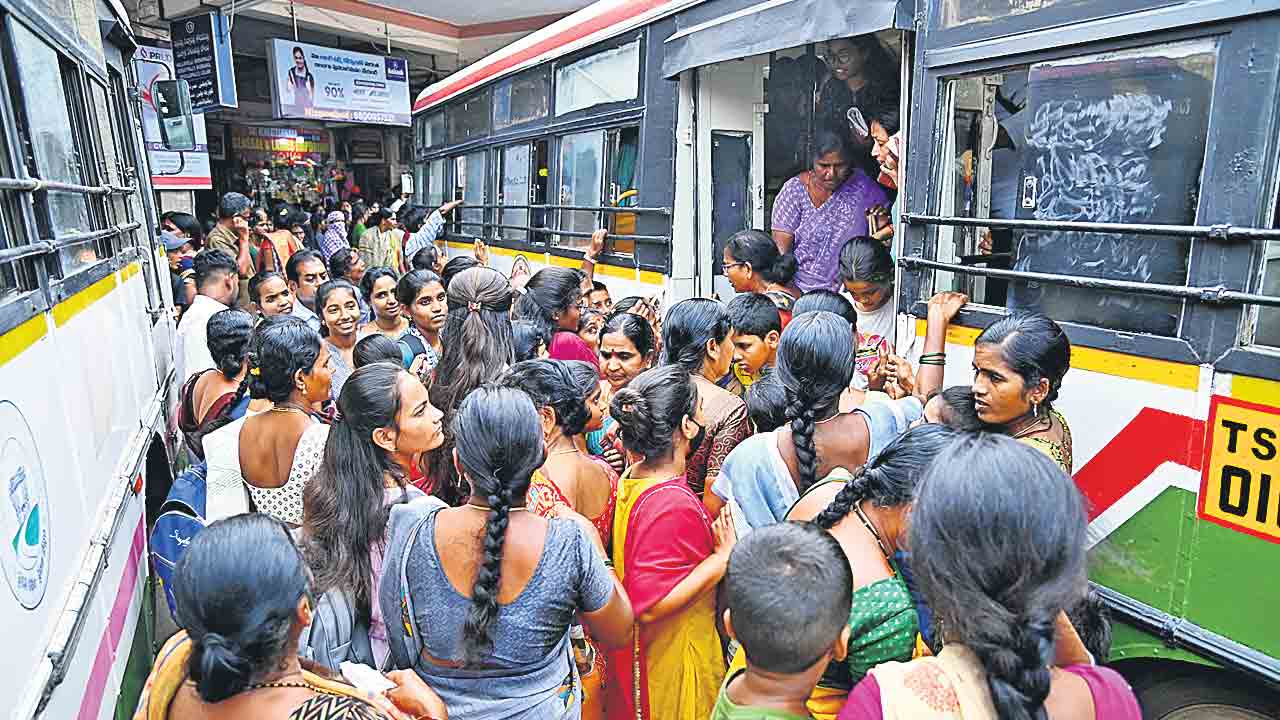 మేధావులు గ్రామాలకు తరలాలి