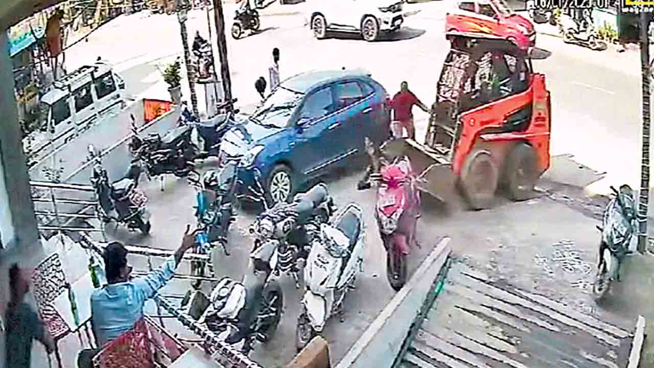 వాహనాలపైకి దూసుకెళ్లిన జీహెచ్‌ఎంసీ వాహనం