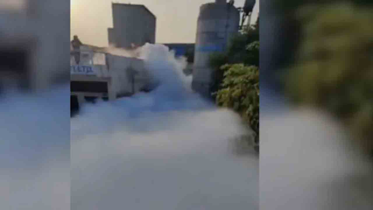 Gas leakage | పారిశ్రామిక కర్మాగారం నుంచి గ్యాస్ లీక్.. భయాందోళన చెందిన స్థానికులు