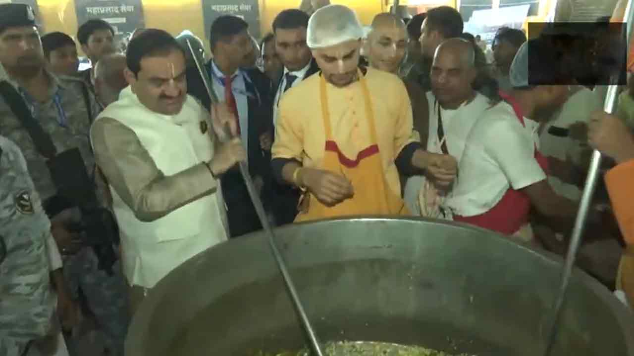 Gautam Adani | మహా కుంభమేళాలో భక్తుల సేవలో గౌతమ్‌ అదానీ.. Video