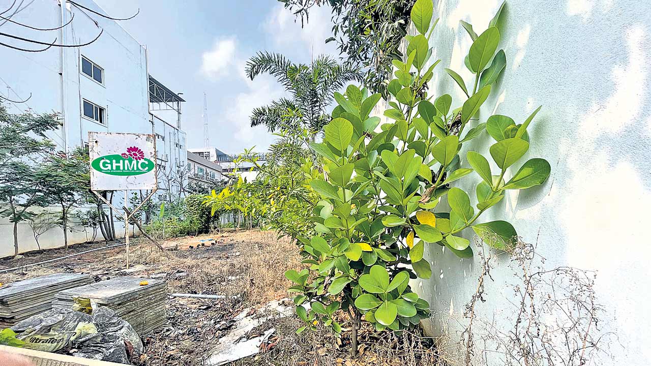 Land Grabbing | బల్దియా పార్కు స్థలం కబ్జా.. సమీపంలోనే జూబ్లీహిల్స్‌ పోలీస్‌స్టేషన్‌