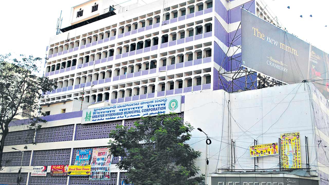 ఒక అధికారి.. 4 పోస్టులు