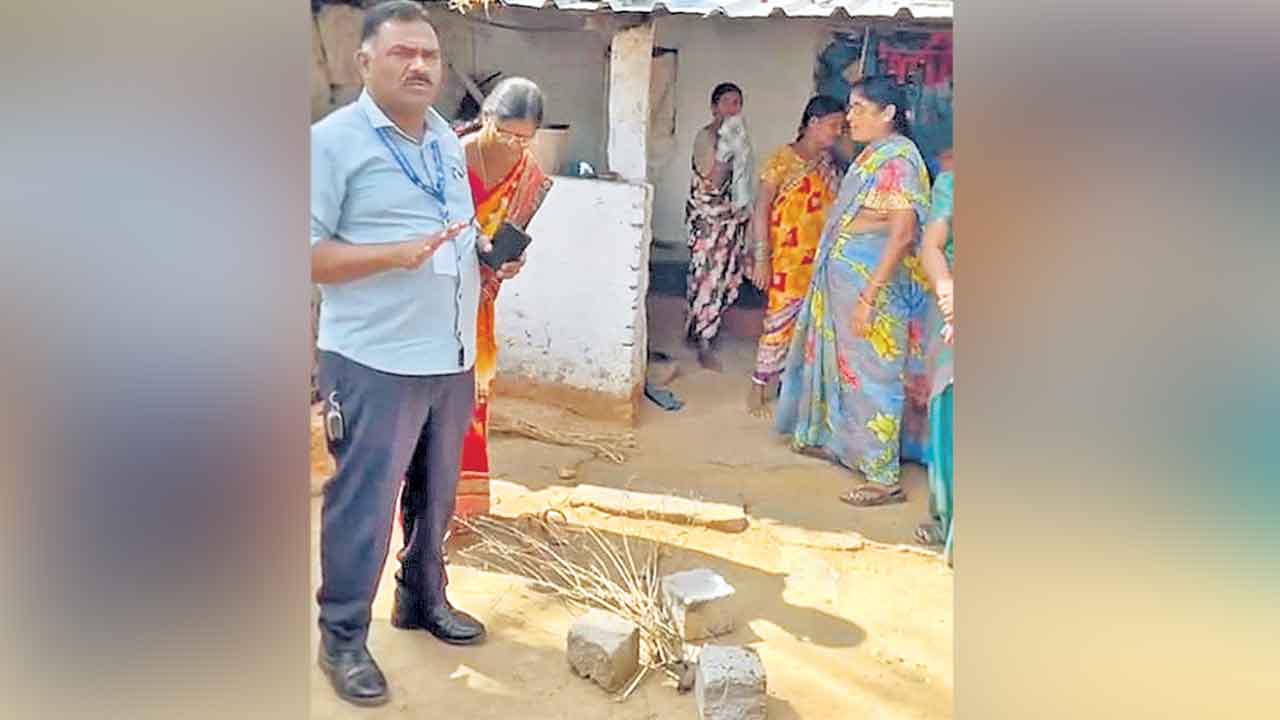 Jangaon | అప్పు కట్టలేదని ఇంటి ముందు పొయ్యి.. జనగామలో బ్యాంకు అధికారుల వంటావార్పు