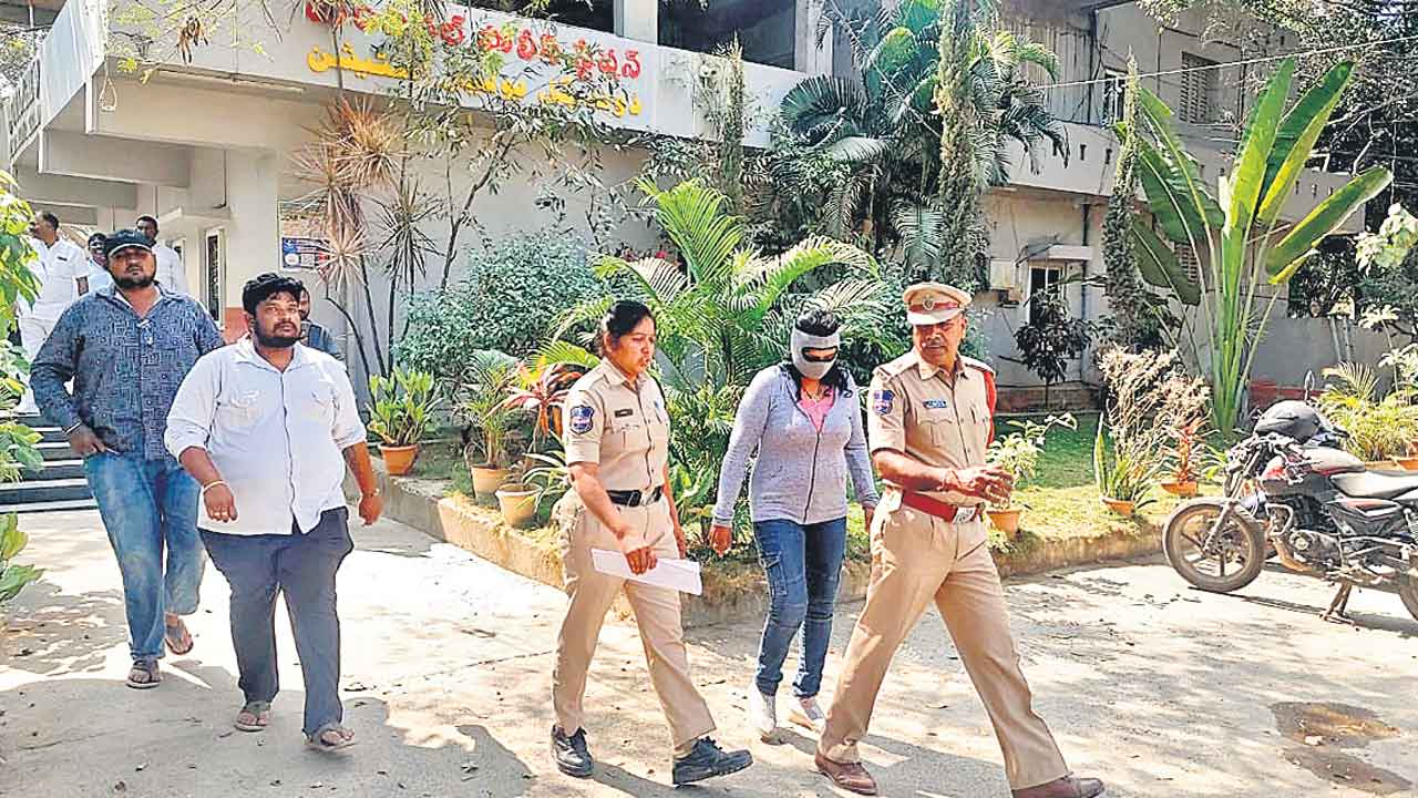 విదేశాలకు పారిపోతుండగా అరెస్ట్‌