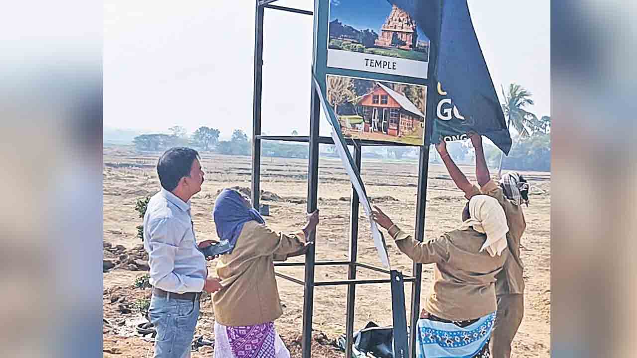 అక్రమ వెంచర్‌ పనులను అడ్డుకున్న అధికారులు