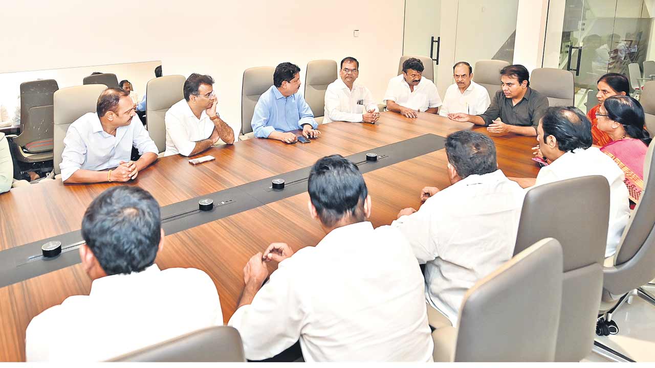 నగరంలో అప్పుడు హ్యాపీనెస్‌ ఇప్పుడు సమస్యలకు కేరాఫ్‌