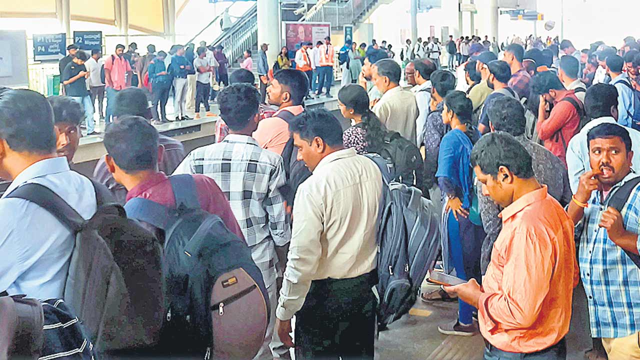 Hyderabad Metro | సిగ్నల్‌ వ్యవస్థలో ఇబ్బందులు.. రెండున్నర గంటలు స్తంభించిన మెట్రో
