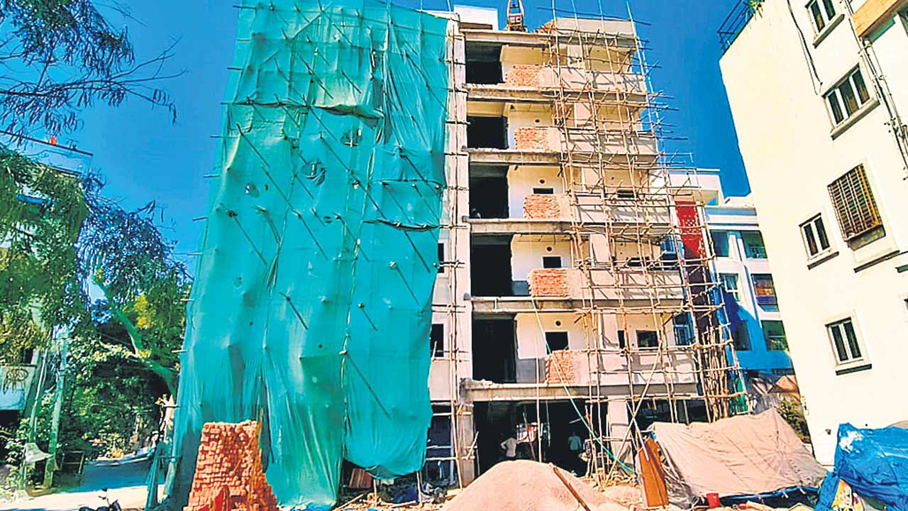 అడ్డగోలు నిర్మాణాలు అధికారుల అండతో..