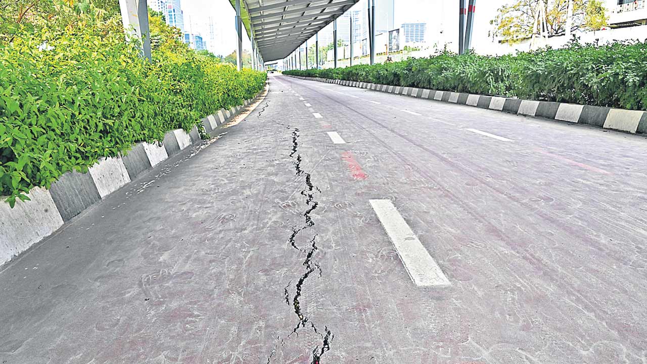 సైకిల్‌ ట్రాక్‌ పగుళ్లపై భగ్గుమంటున్న నెటిజన్లు