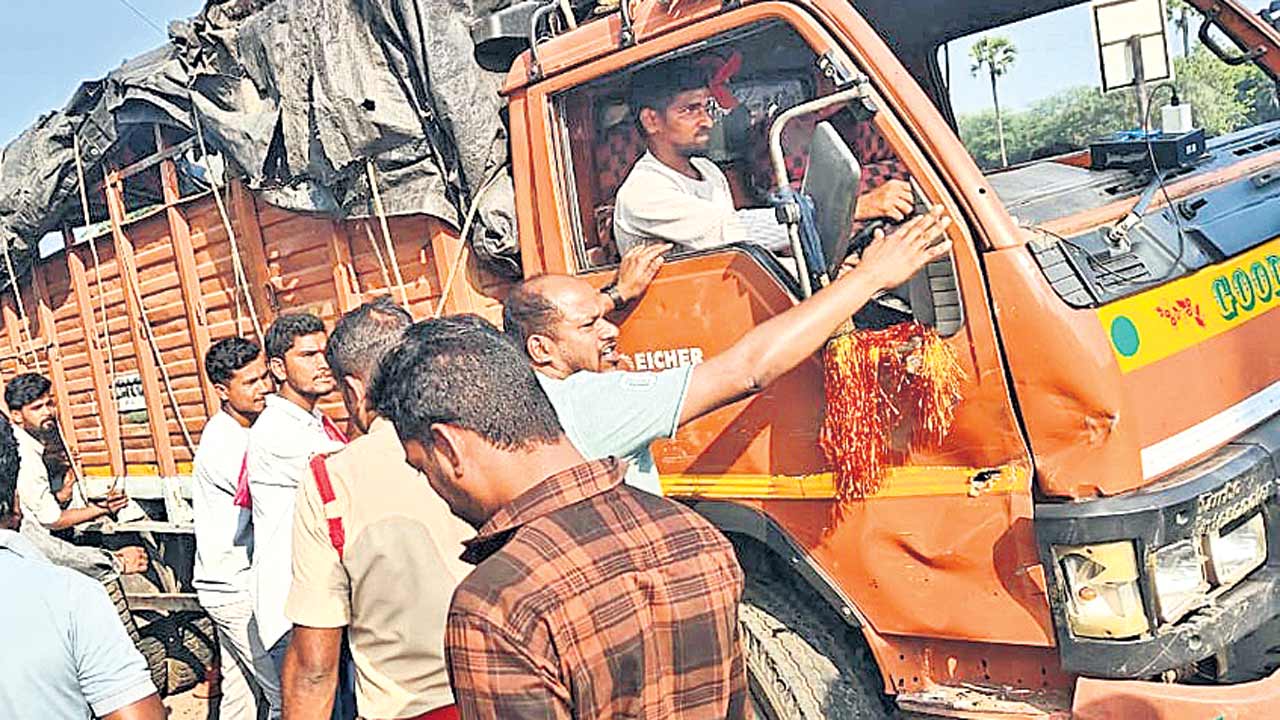 అదుపు తప్పి గుంతలో పడిన