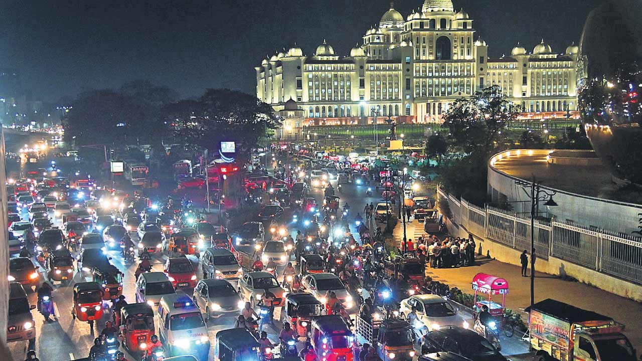 Real Estate | రియల్‌ విషాదం.. అప్పులు తీర్చలేకనే తనువు చాలిస్తున్న రియల్టర్లు