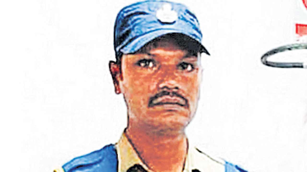 మద్యానికి బానిసై ఉరేసుకొని కానిస్టేబుల్‌ ఆత్మహత్య